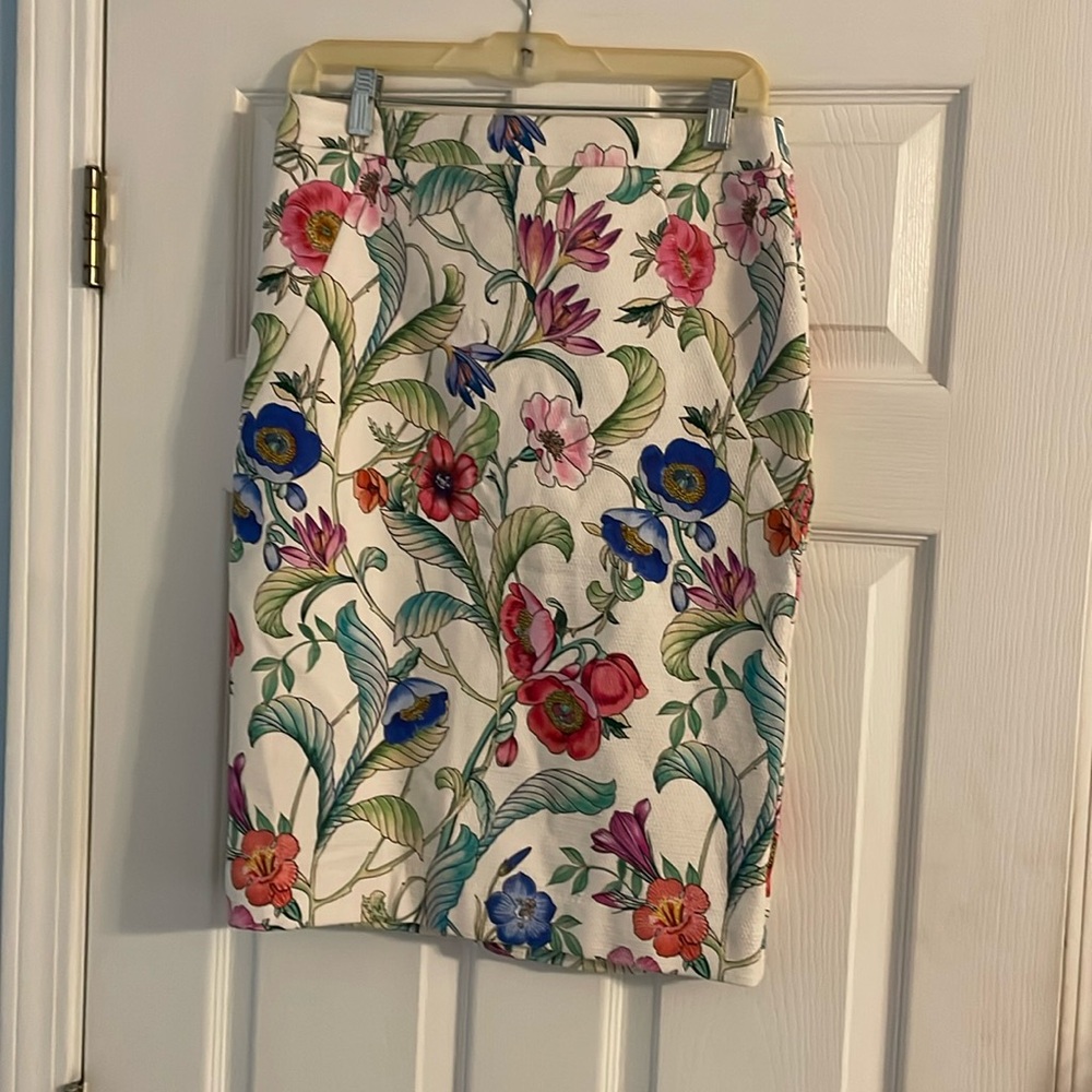 Ann Taylor Floral Print Skirt Size 6. NWT.